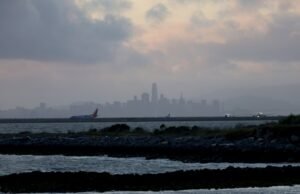 El empleado del aeropuerto de Oakland acusó después de fingir decirle a la niña que quería prevalecer en Florida