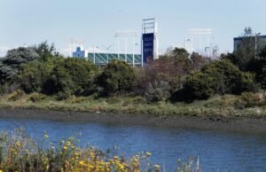 Oakland Coliseum bombeando agua subterránea en la bahía durante años, sin licencia