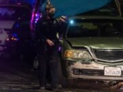 Dos presuntos ladrones cargados en una tienda de empeño disparado