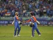 Ind vs Pak: los jugadores de la India saltan manijas de mano con Pakistán después de la victoria de Super Four