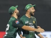 Asia Cup 2025: en medio de la controversia, Pakistán supera a los Emiratos Árabes Unidos por 41 carreras para garantizar el lugar de Super 4s