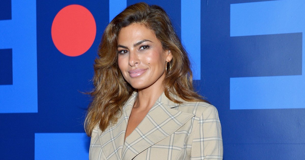 LOS ANGELES, CA - 13 DE SEPTIEMBRE: Eva Mendes asiste al New York & Company Eva Mendes Fall Vacation 2018 Fashion Show en el Palace Theatre el 13 de septiembre de 2018, en Los Angeles, California. (Foto de Donato Sardella/Getty Images para New York & Company)