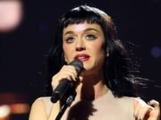 Katy Perry les dice a los fanáticos que “ continúa avanzando ”