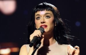 Katy Perry les dice a los fanáticos que “ continúa avanzando ”