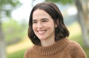 El rico vestido marrón de Zoey Deutch es tan halagador: obtenga el aspecto de $ 23