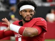Kyler Murray se disculpa por llevar a Michael Vick Jersey en fotos con perro