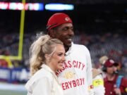 Brittany Mahomes posa con Pat Mahomes Sr en todo blanco para el juego SNF