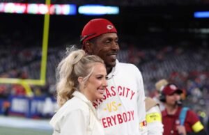 Brittany Mahomes posa con Pat Mahomes Sr en todo blanco para el juego SNF