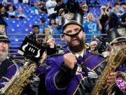Jason Kelce interpreta a Sax con la fanfarria de Baltimore Ravens