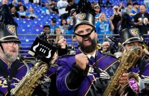 Jason Kelce interpreta a Sax con la fanfarria de Baltimore Ravens