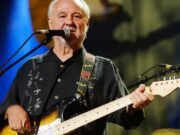 Sonny Curtis, escritor de “Fough the Law”, tema Mary Tyler Moore, muere