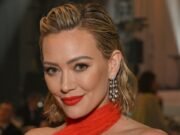 Hilary Duff jura por este bálsamo de maquillaje de $ 23 en Amazon