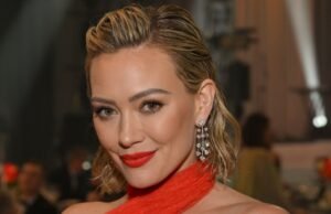 Hilary Duff jura por este bálsamo de maquillaje de $ 23 en Amazon