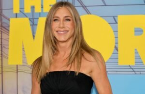 El look casual de vestido negro de Jennifer Aniston está en Amazon por $ 34