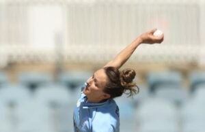 El lanzador rápido en Inglaterra Kate Cross pierde un contrato central