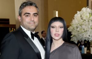 Lady Gaga besa al prometido Michael Polansky en el homenaje del 42 aniversario