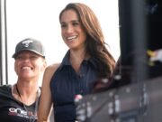 Meghan Markle se sorprende con el vestido marino de Licou durante el lanzamiento de Prince Harry