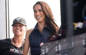 Meghan Markle se sorprende con el vestido marino de Licou durante el lanzamiento de Prince Harry