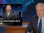 Jon Stewart celebra el regreso de Jimmy Kimmel después de la suspensión ABC