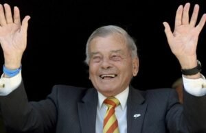 Una vida vivida para el cricket, recuerda mucho más allá de la frontera: Dickie Bird, un verdadero caballero del juego, Bows