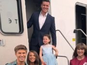 Robert Irwin practica sus rutinas bailando con las estrellas con la sobrina