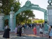 Los estudiantes, maestros y personal de la UC buscan al gobierno de Trump