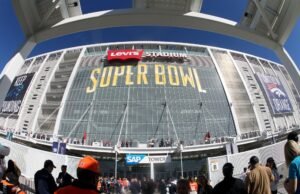 Goodell visite San Francisco para lanzar la cuenta regresiva del Super Bowl 60