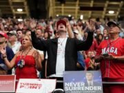 Más de 63,000 personas asisten al memorial del activista conservador Charlie Kirk