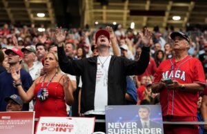 Más de 63,000 personas asisten al memorial del activista conservador Charlie Kirk