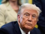 Trump no llamó al gobernador de Minnesota después de que el demócrata fue asesinado, pero ahora la culpa por las banderas elevadas