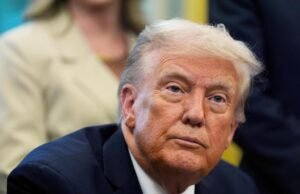 Trump no llamó al gobernador de Minnesota después de que el demócrata fue asesinado, pero ahora la culpa por las banderas elevadas