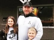 El entrenador de fútbol de la Universidad de Florida muere “ inesperadamente ” a los 50