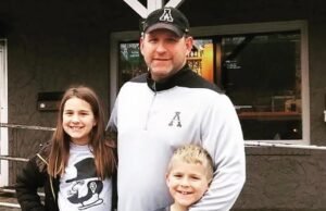 El entrenador de fútbol de la Universidad de Florida muere “ inesperadamente ” a los 50