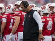 Los estudiantes de Wisconsin cantan “Fire Fickell”, mientras que Badgers arrastró a Maryland por 20 en el medio tiempo de 27-10 derrotas