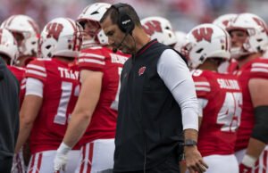 Los estudiantes de Wisconsin cantan “Fire Fickell”, mientras que Badgers arrastró a Maryland por 20 en el medio tiempo de 27-10 derrotas