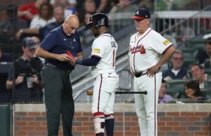 Bravos 2B Ozzie Albies deja la victoria sobre los nacionales con hueso fracturado en la mano izquierda