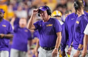 Brian Kelly se disculpa por regañar al periodista sobre la pregunta sobre las luchas ofensivas de LSU