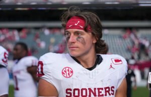 Oklahoma QB, el favorito de Heisman, John Mateer, necesita cirugía en la mano; La espera es que regresará “esta temporada”