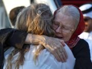 Pareja británica liberada por la hija de los talibanes en reuniones emocionales