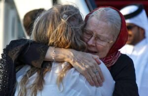 Pareja británica liberada por la hija de los talibanes en reuniones emocionales