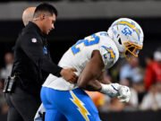 La estrella de los Chargers, Khalil Mack, aterrizó en IR después de la brutal lesión en el codo en la victoria de los Raiders