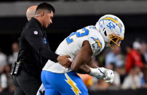 La estrella de los Chargers, Khalil Mack, aterrizó en IR después de la brutal lesión en el codo en la victoria de los Raiders