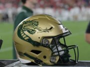 El jugador de la UAB penalizó después de pisotear al pie de Tennessee Kicker