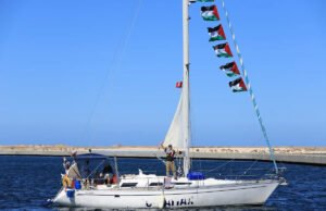 Activista de flotilla que busca romper el bloqueo de Gaza israelí dice que los drones atacaron sus barcos