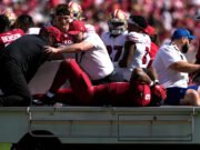 Cardinals RB James Conner transportó a los 49ers con una lesión en el tobillo después de un tackle incómodo