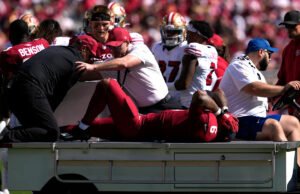 Cardinals RB James Conner transportó a los 49ers con una lesión en el tobillo después de un tackle incómodo