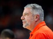 El antiguo entrenador de baloncesto de Auburn, Bruce Pearl, anuncia su retiro; Su hijo Steven toma más de 5 años
