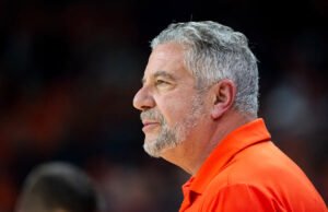 El antiguo entrenador de baloncesto de Auburn, Bruce Pearl, anuncia su retiro; Su hijo Steven toma más de 5 años