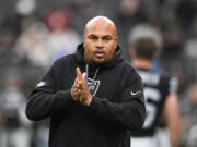 El entrenador de los ex raiders Antonio Pierce: “ estúpido ” para pensar que Tom Brady no comparte información de Fox Broadcass con el equipo