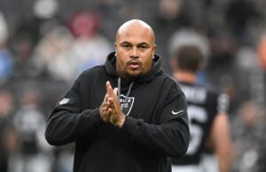 El entrenador de los ex raiders Antonio Pierce: “ estúpido ” para pensar que Tom Brady no comparte información de Fox Broadcass con el equipo